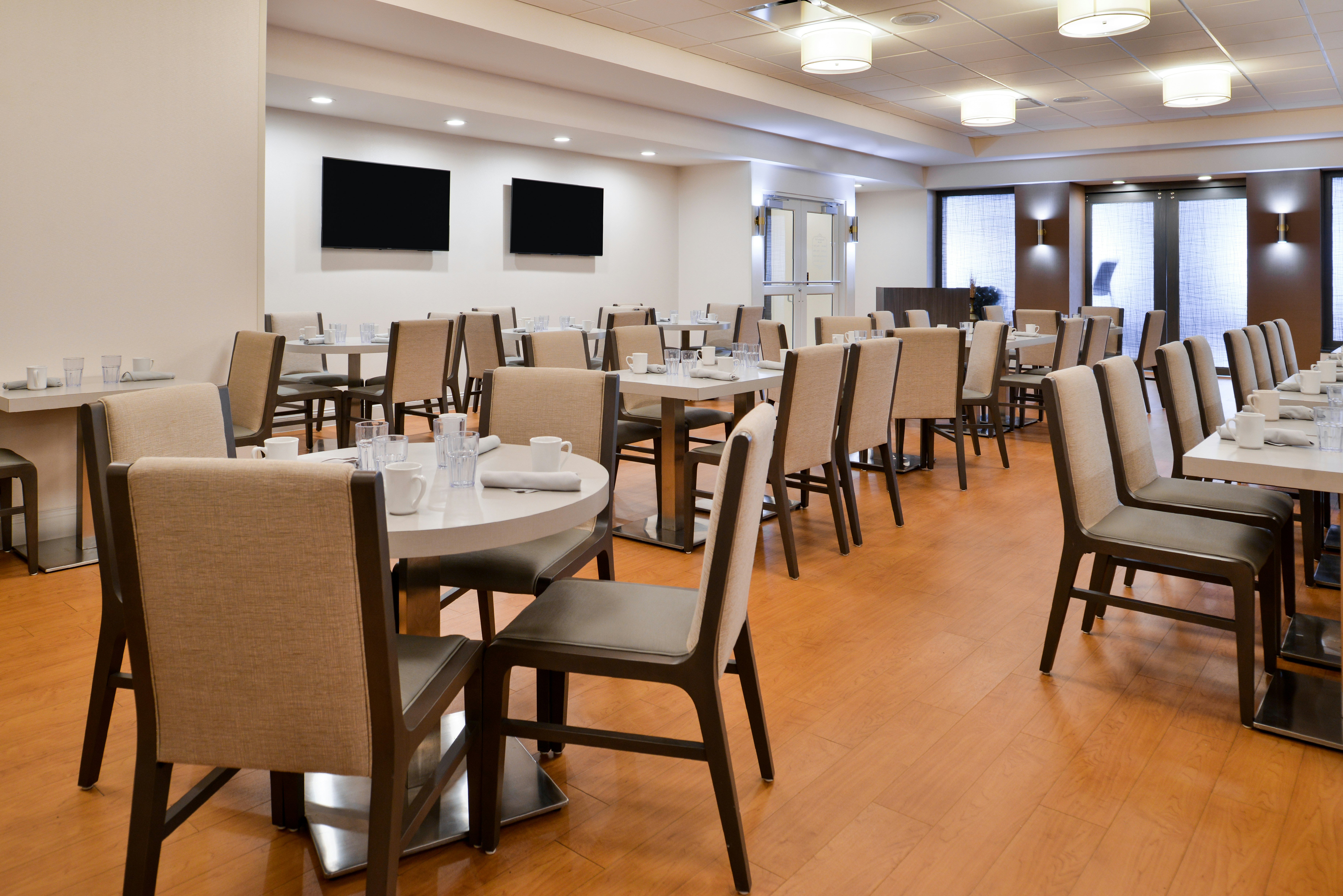 Holiday Inn Hotel and Suites Rochester Marketplace 61/64