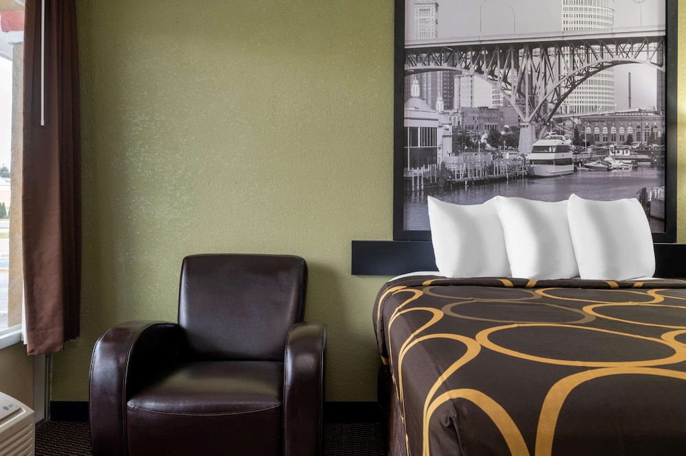 Super 8 by Wyndham Perrysburg - Toledo 15/28