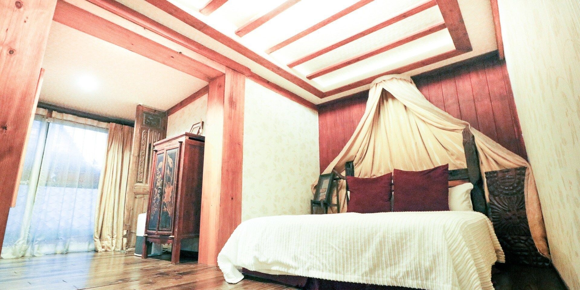Room, 2 Murphy Beds