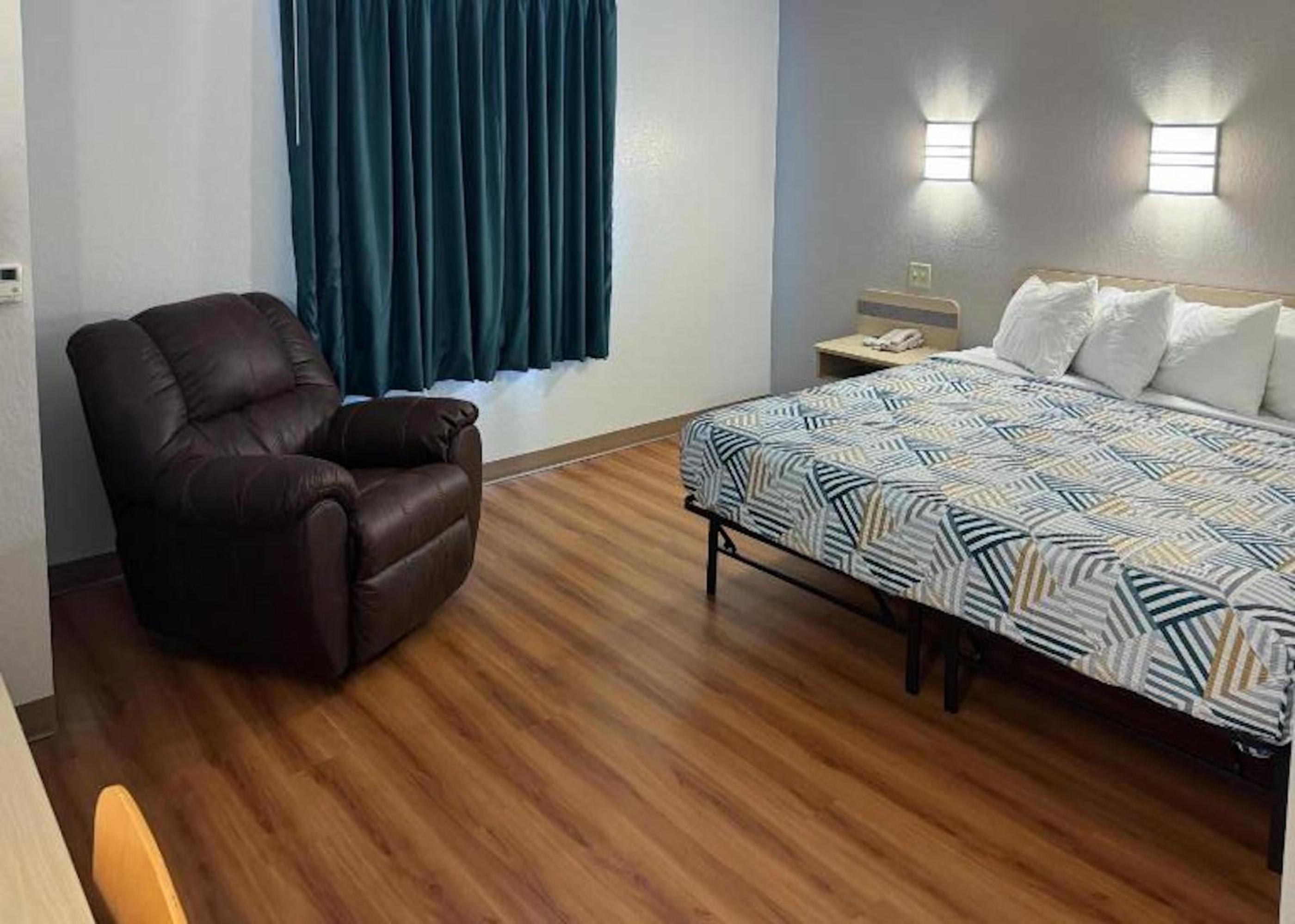1 King Bed - Mobility Accessible RI Shower Nsmk