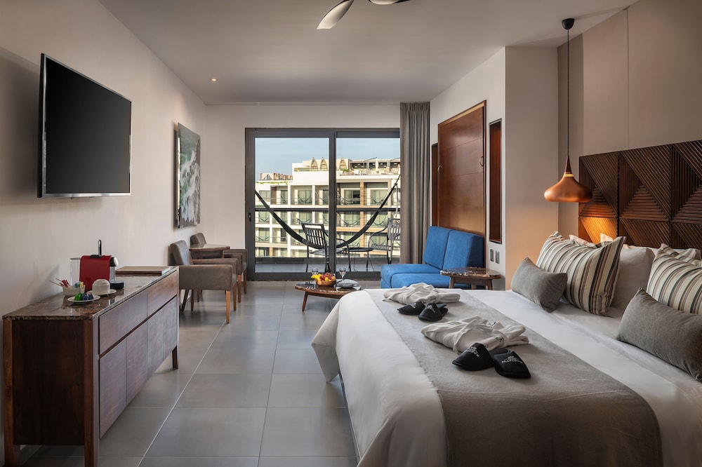 PLATINUM, JUNIOR SUITE