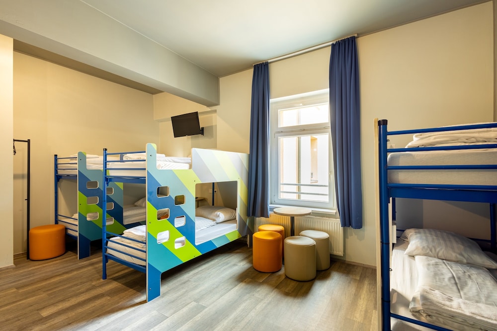 MIXED DORM, 8 BEDS