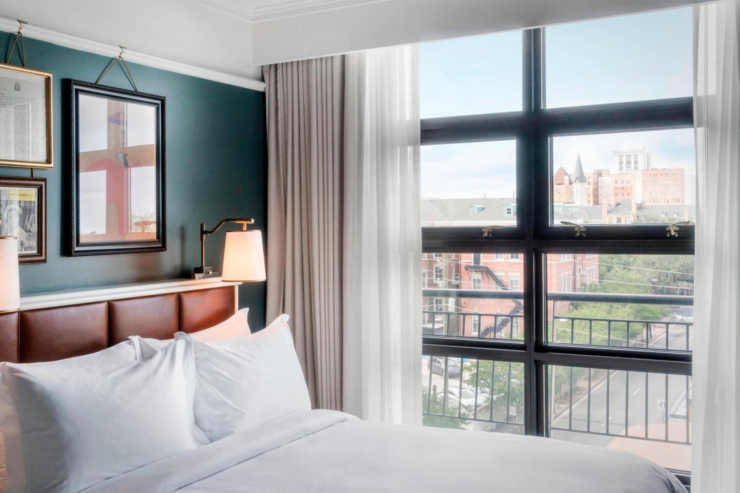 Deluxe, 2 Queen Beds, City View