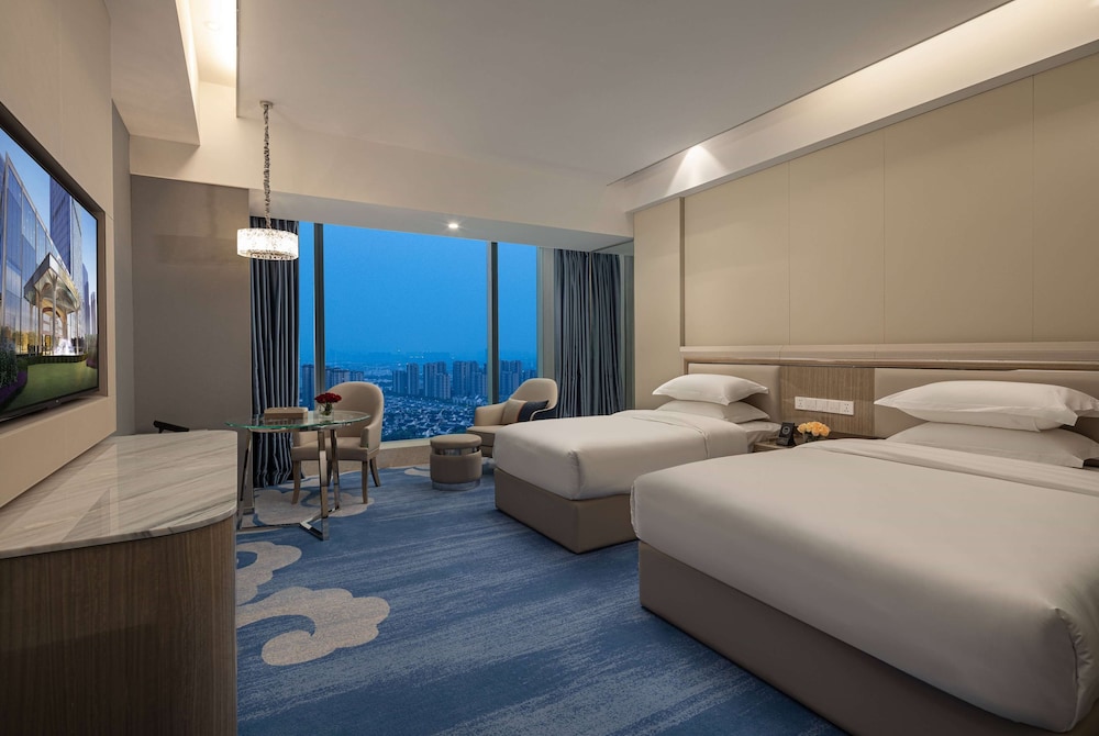 Hollywood, Deluxe, Twin Beds, City View
