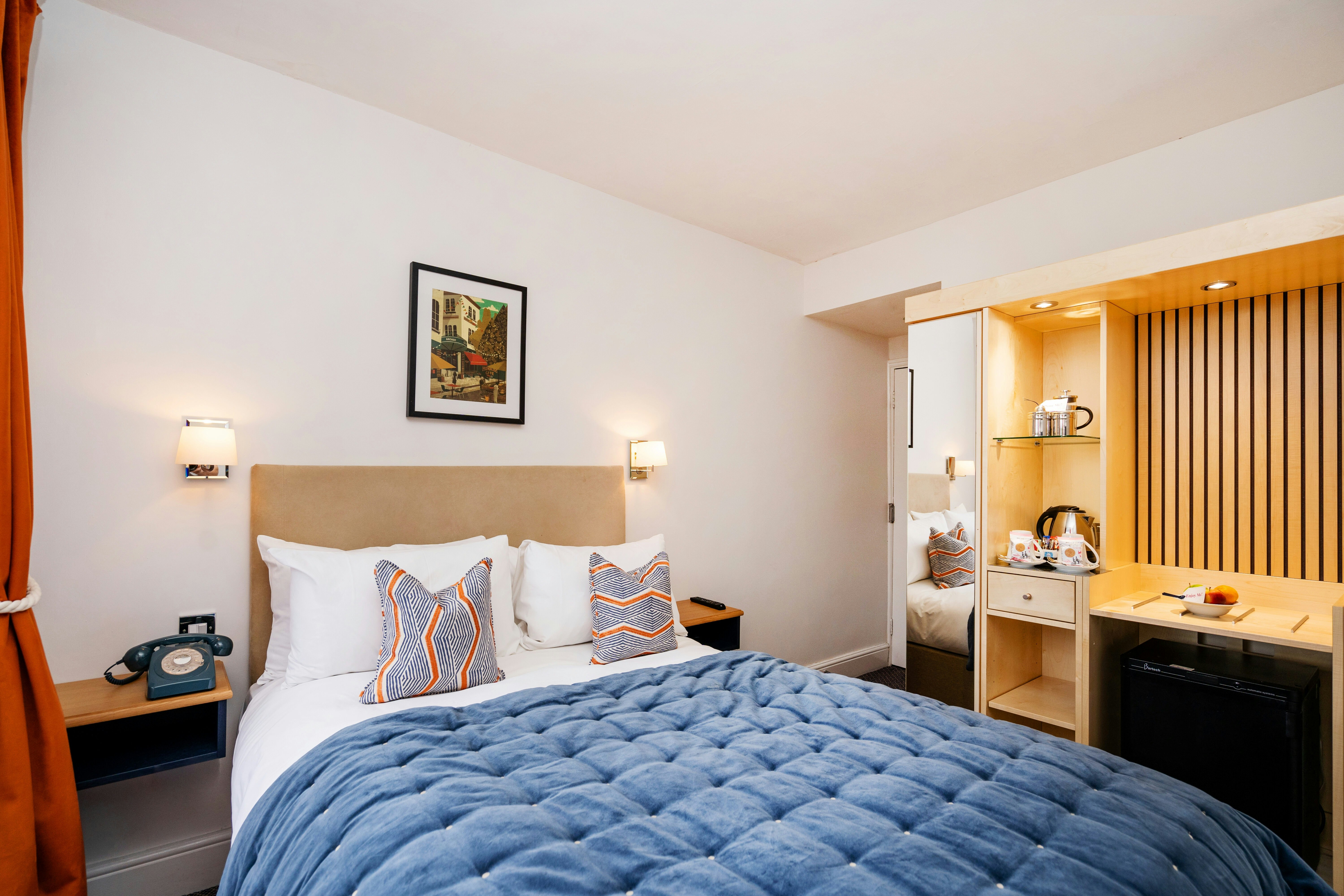 Rodney Hotel 10/48
