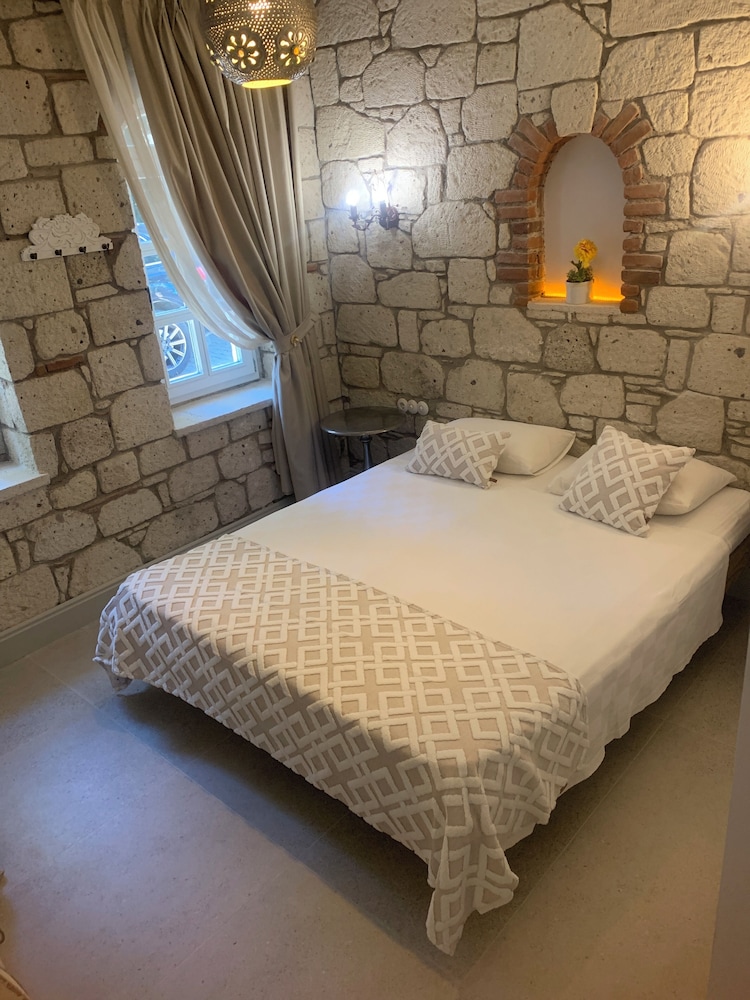 ECONOMY, DOUBLE OR TWIN BED