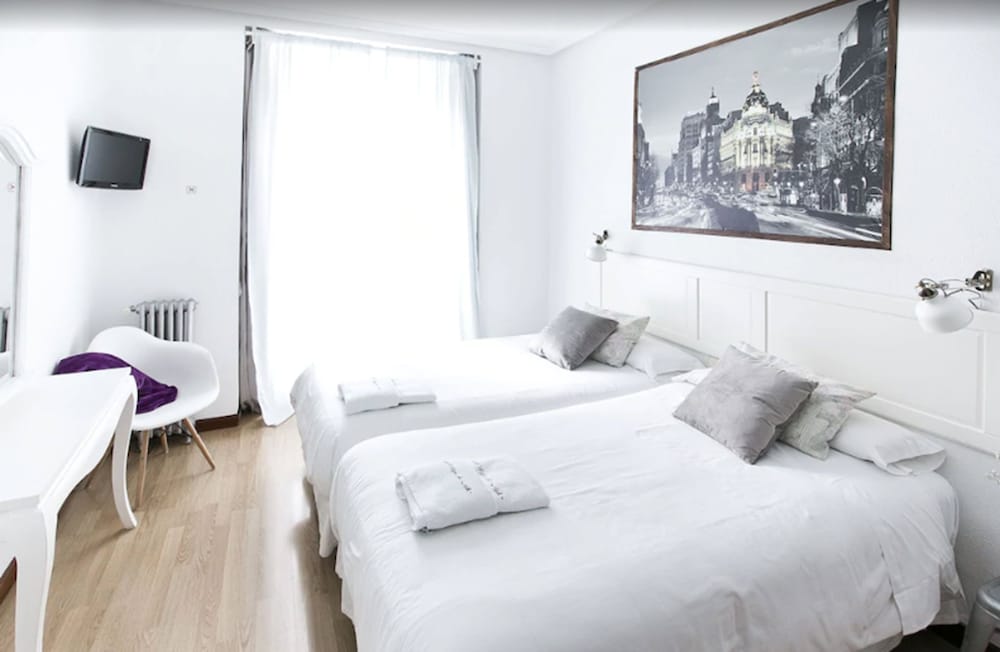ROOM, DOUBLE BED