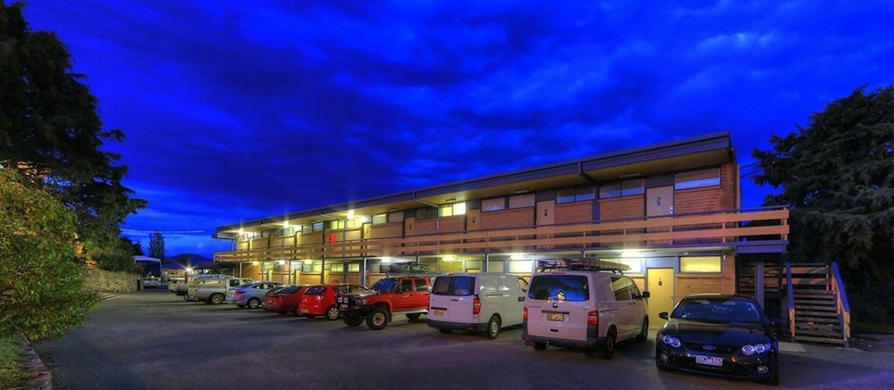 LAKE JINDABYNE HOTEL 4/75