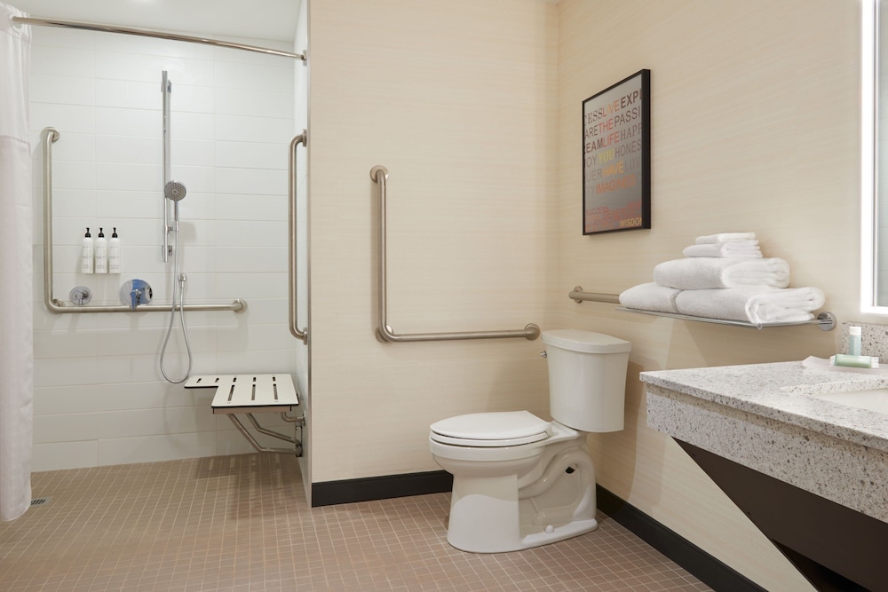 studio, 2 queen beds, kitchen, TownePlace Suites by Marriott Toronto Oakville (ex Quality Suites) 5/5