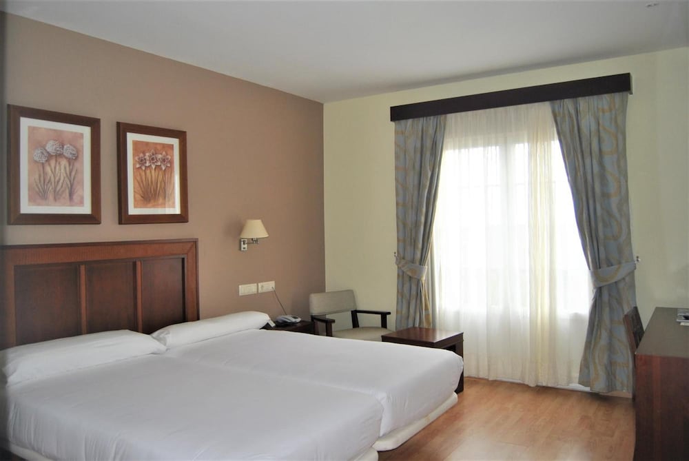 Hotel Santiago Leon 20/50