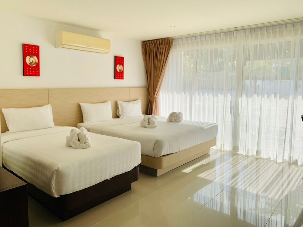 Deluxe, Triple, 1 Double and 1 Single Bed, Pool View