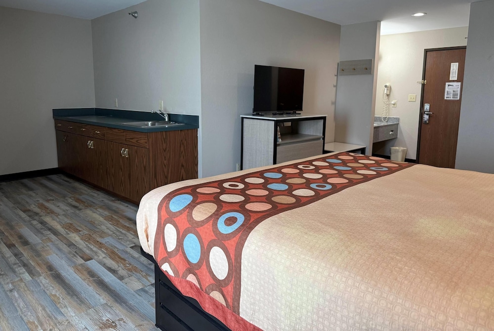 Super 8 By Wyndham Frankfort In 14/20