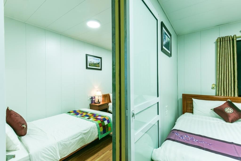 DELUXE, TWIN BEDS