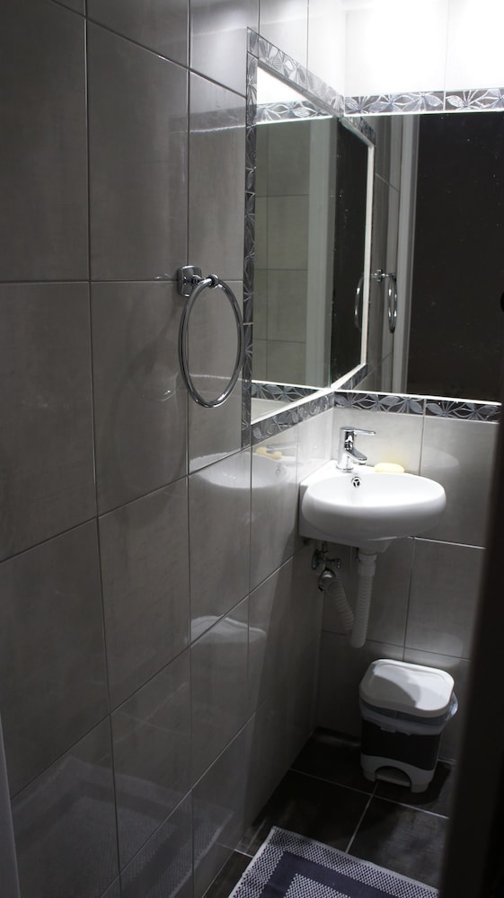 Marcos Rooms 40/44