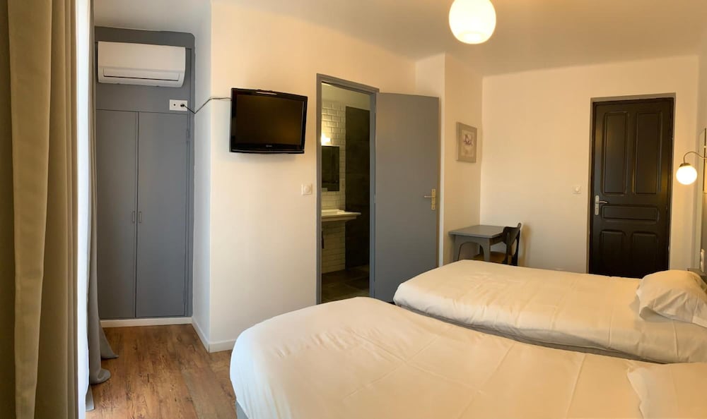 Hôtel Les Arbousiers 39/68