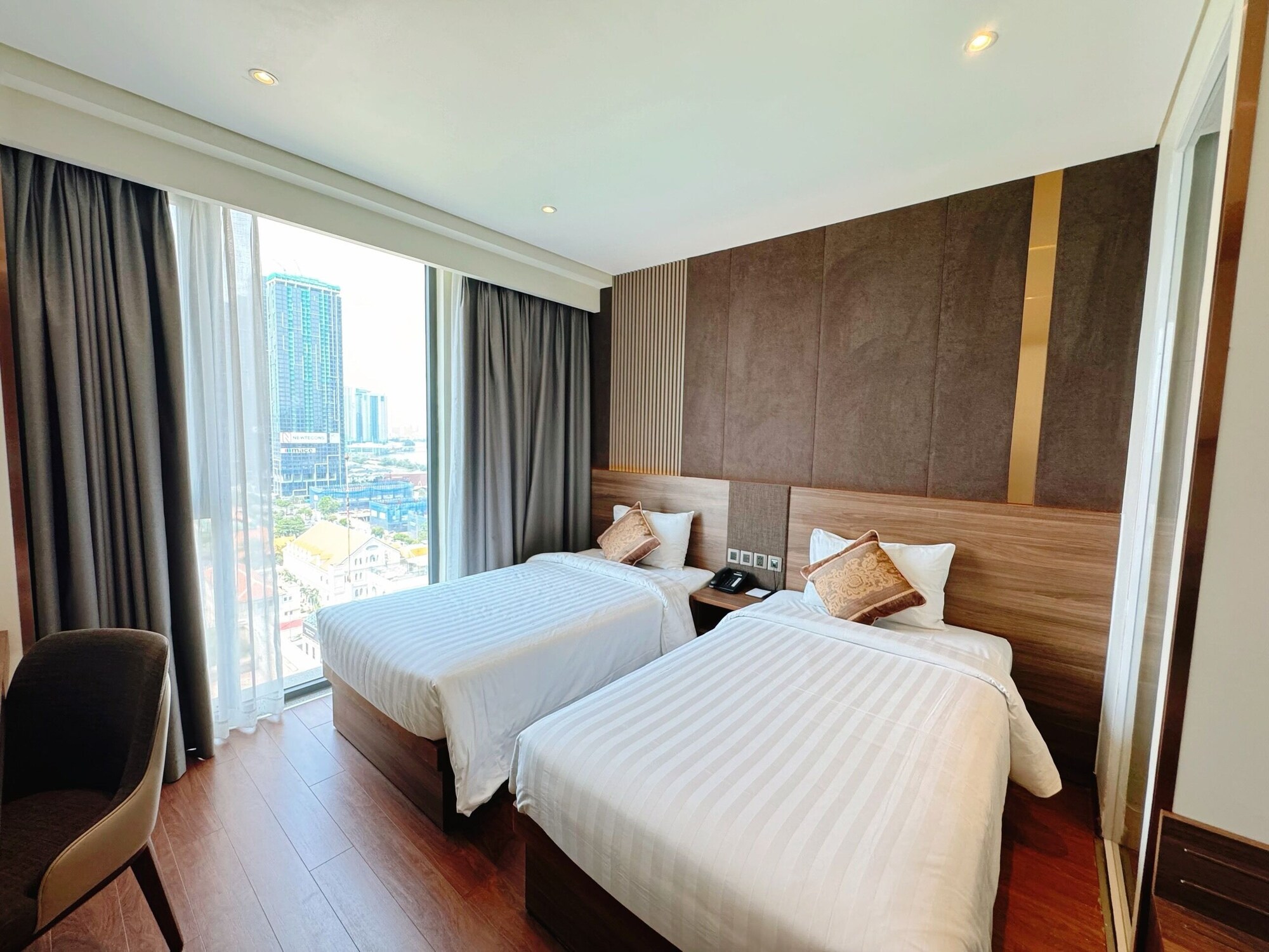 PREMIER, DELUXE, TWIN BEDS