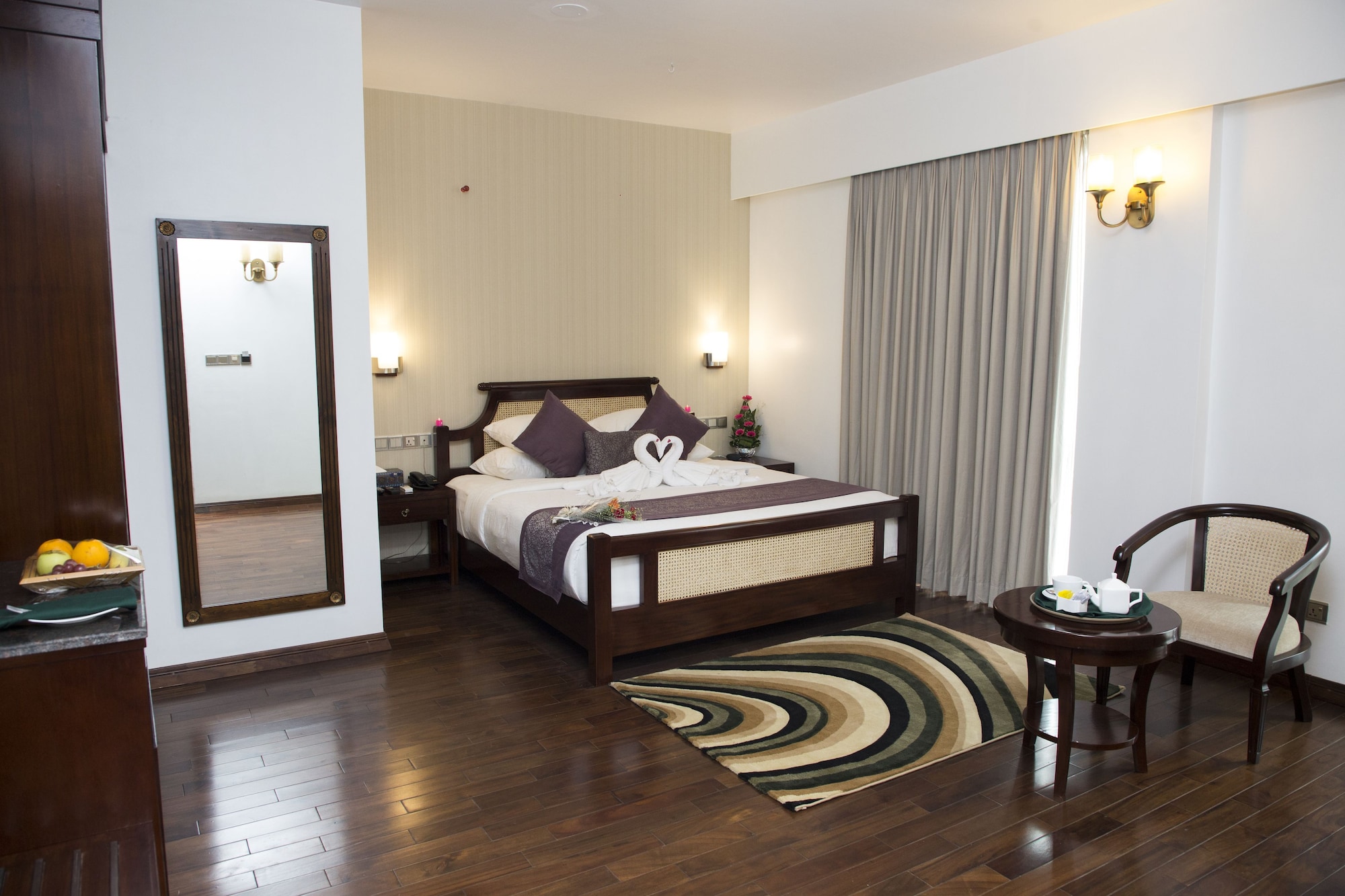 EXECUTIVE, SUITE