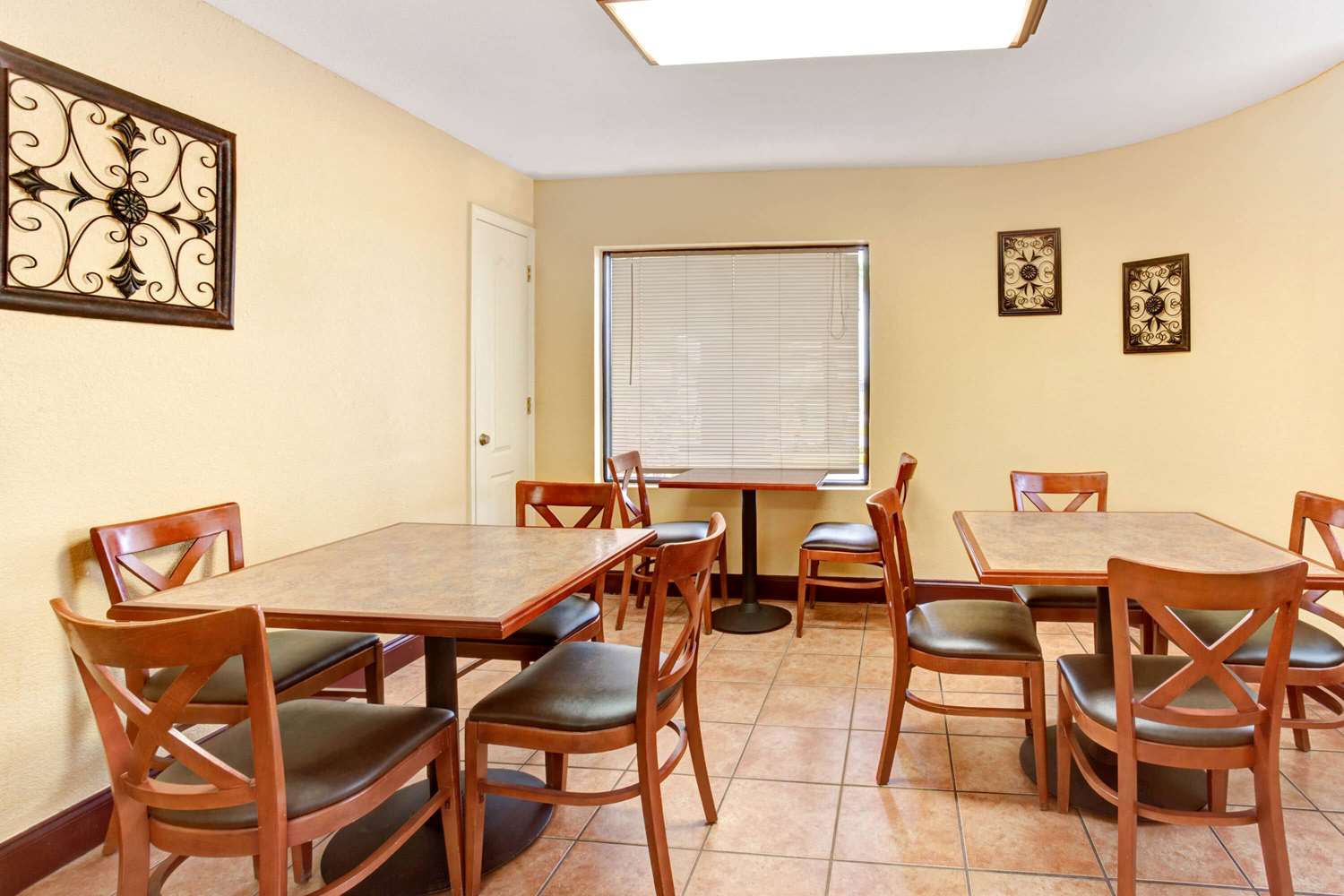 Days Inn By Wyndham Kissimmee West 6/9
