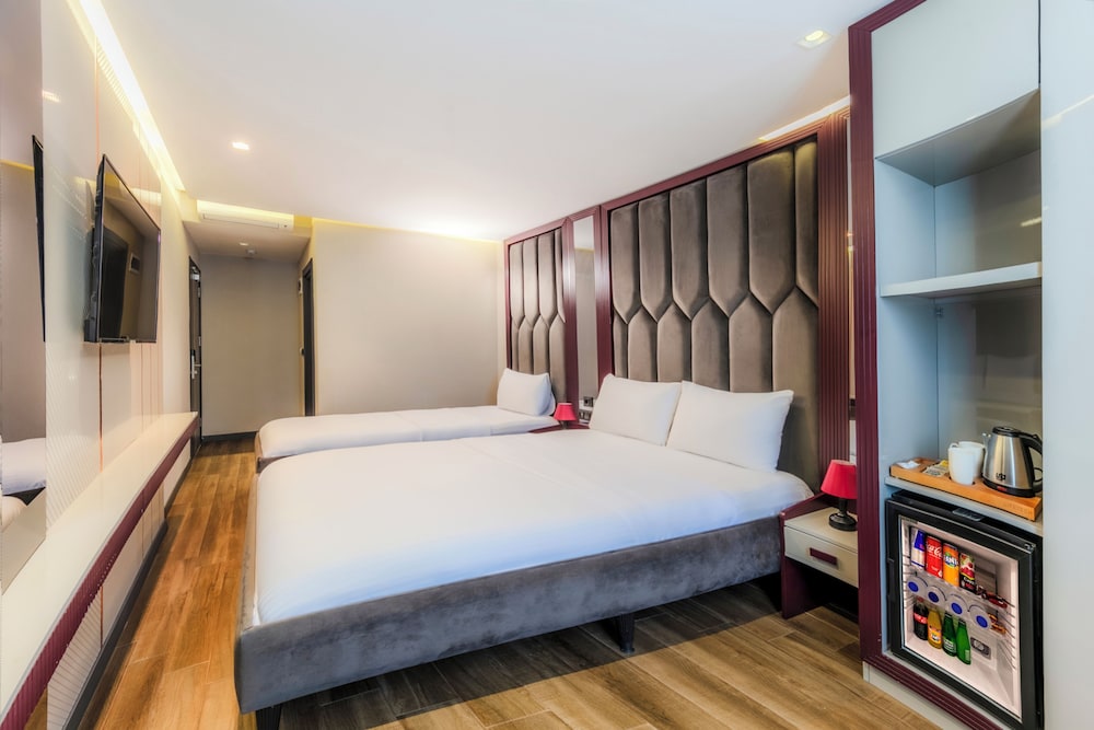 DELUXE, DOUBLE OR TWIN BED