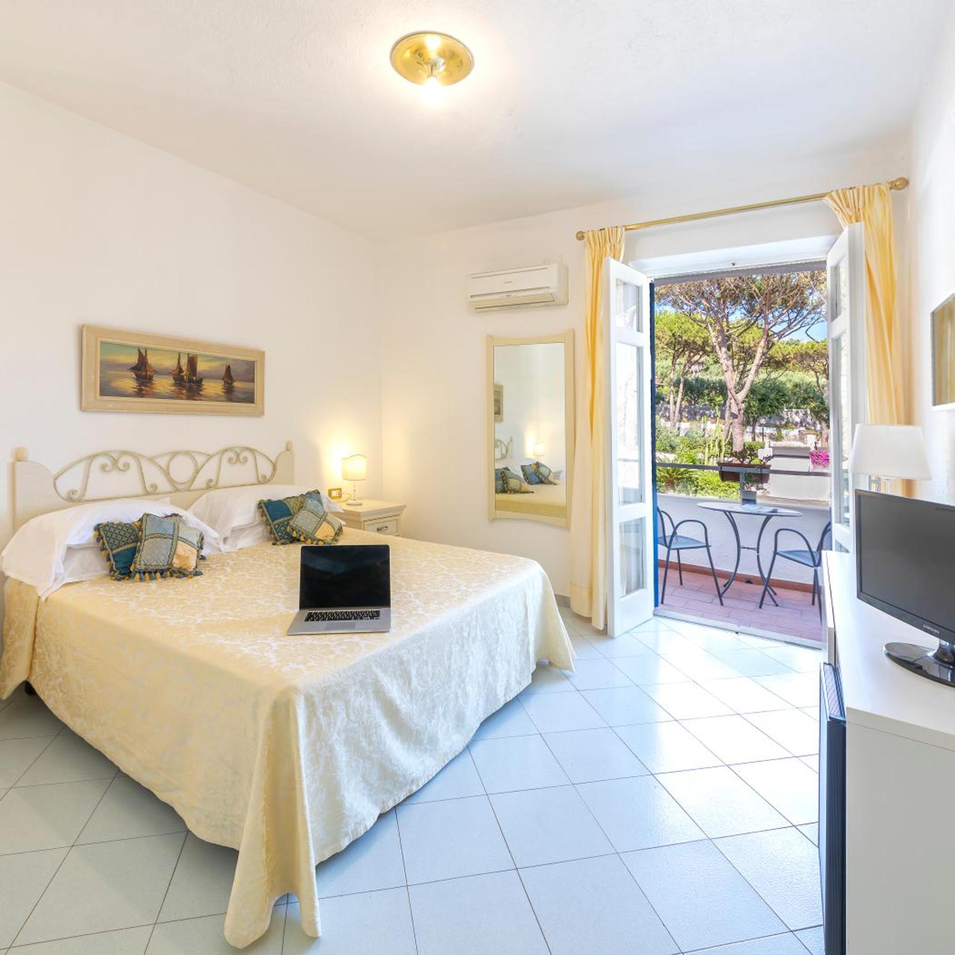 Deluxe, Double Bed, Lateral Side Sea View