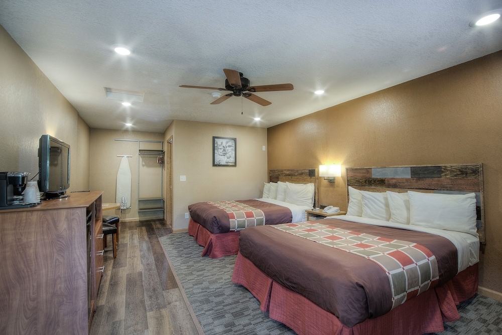 Motel, 2 Queen Beds