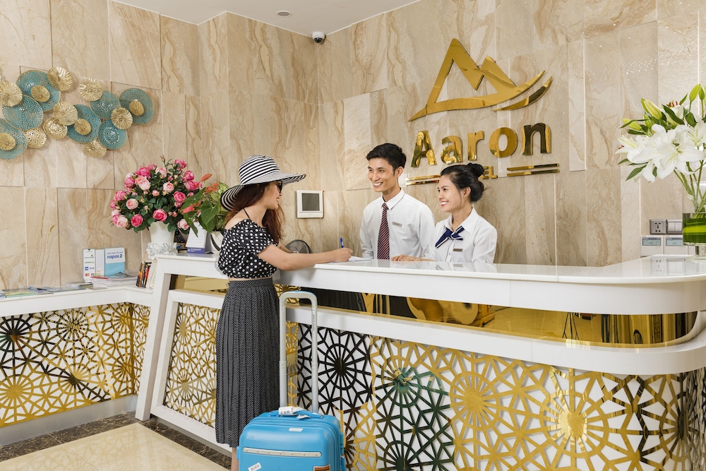 Aaron Hotel 2/69