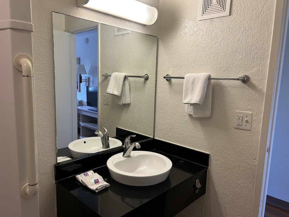 Motel6 Stanton, CA - Anaheim West 54/60