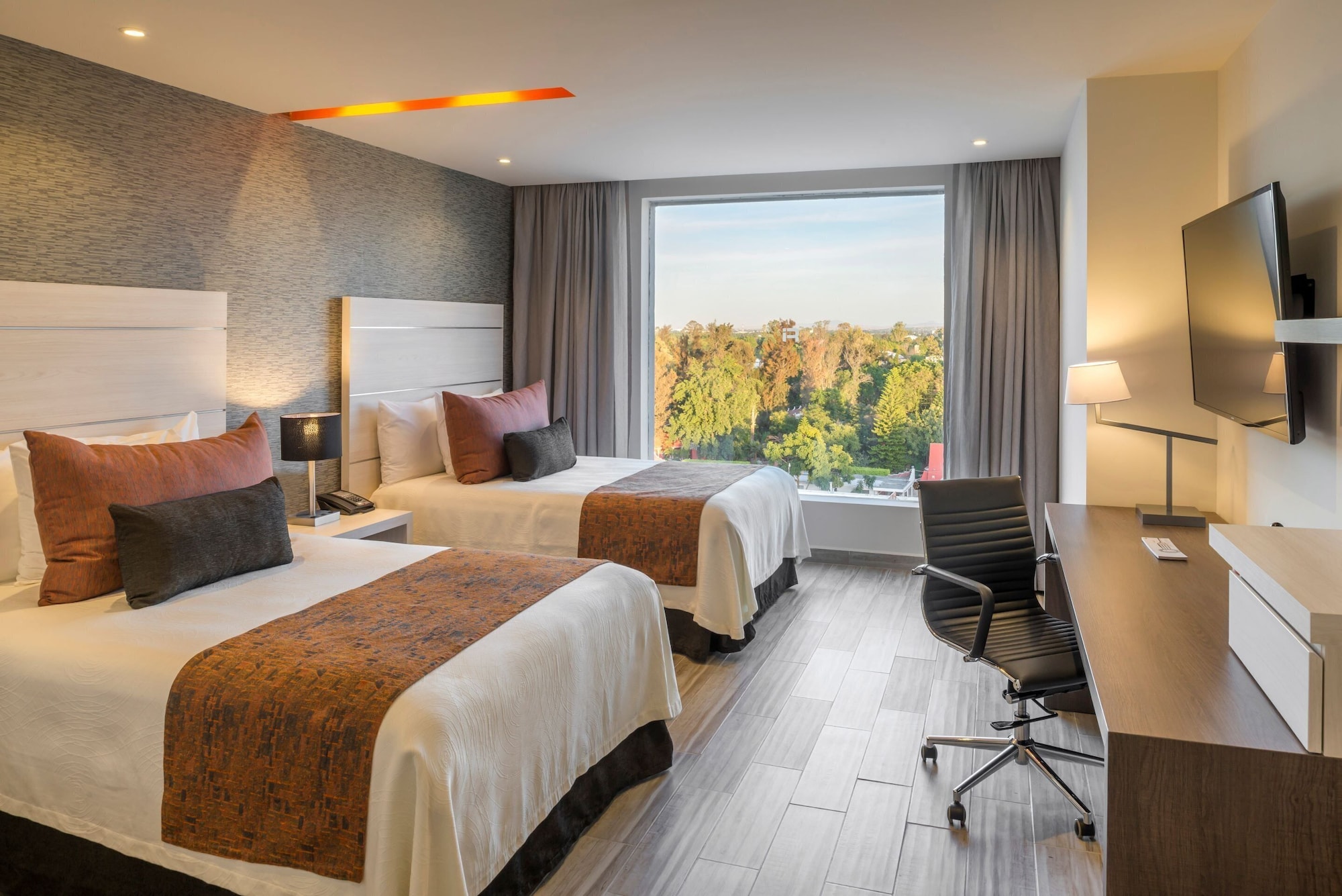 DELUXE, 2 BEDS