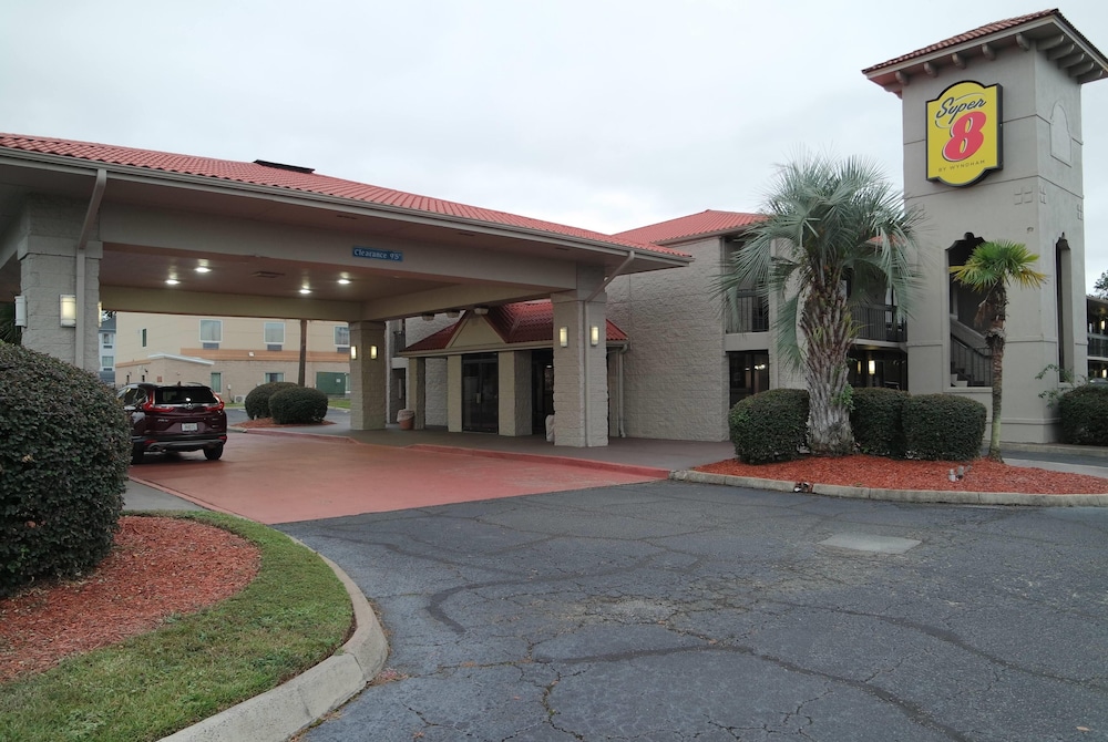 Super 8 by Wyndham Savannah 37/51