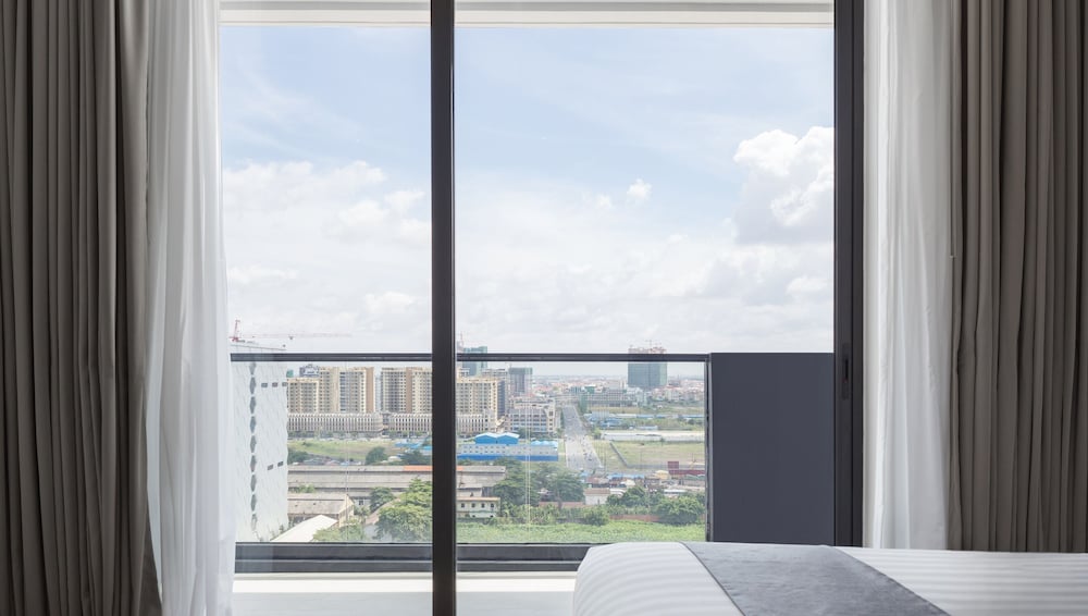 Lyve Inc Hotel And Residence 24/70