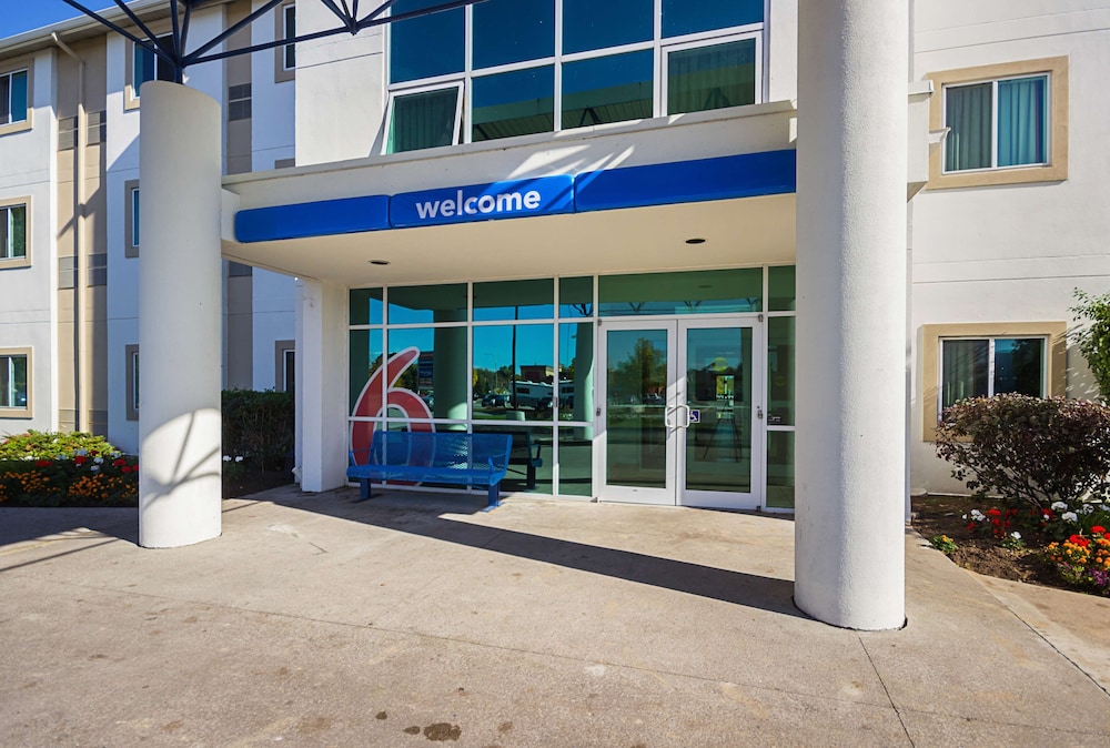 Motel6 Whitby ON - Toronto East 34/41