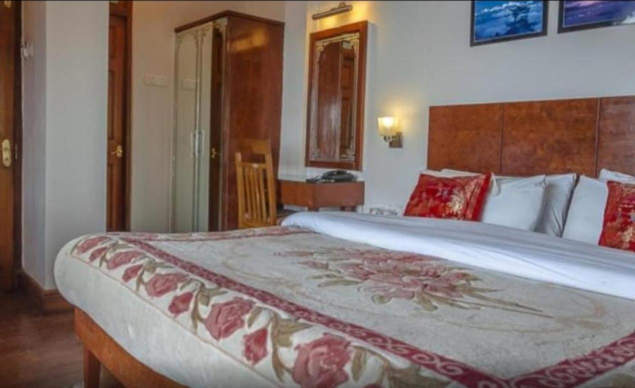 Hotel Shangri-La Regency 7/42
