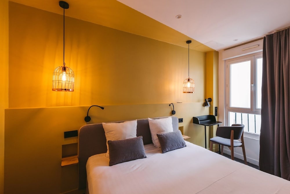 ROOM, DOUBLE OR TWIN BED