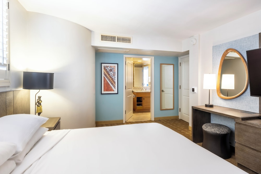 1 BEDROOM, SUITE, PARTIAL OCEAN VIEW, BALCONY