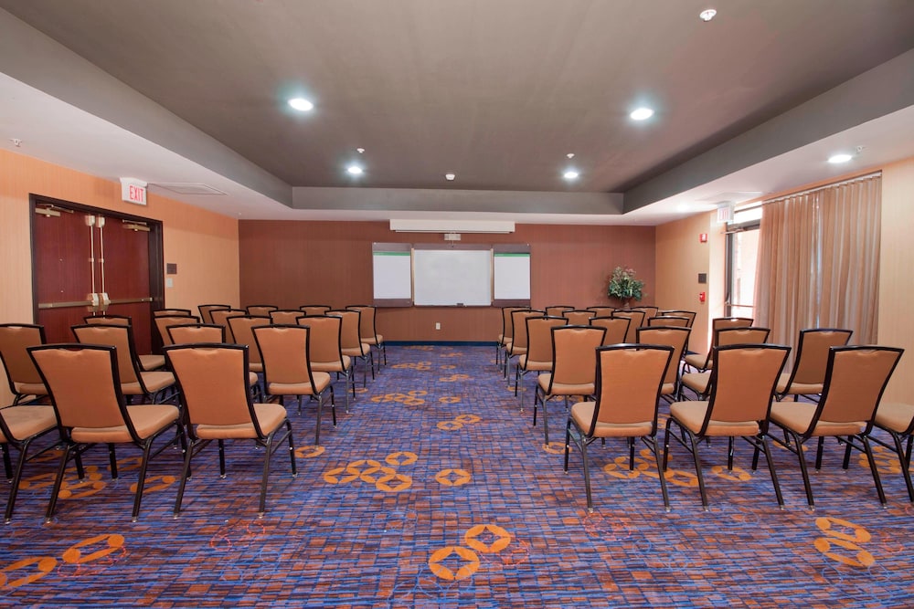 Country Inn & Suites by Radisson, Brown Deer - Milwaukee North 61/65