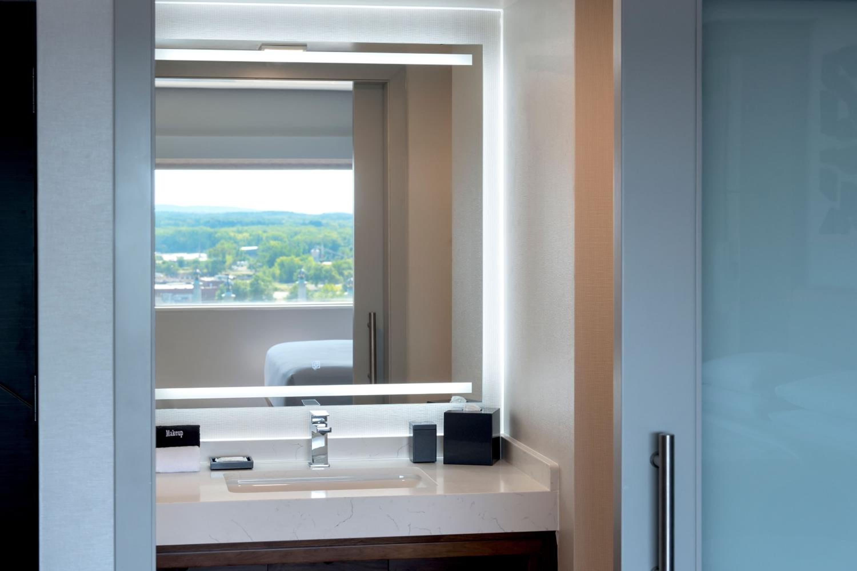 غرفة بسرير كينج بإطلالة على المدينة مع دخول صالة النادي، Marriott Springfield Downtown 5/8