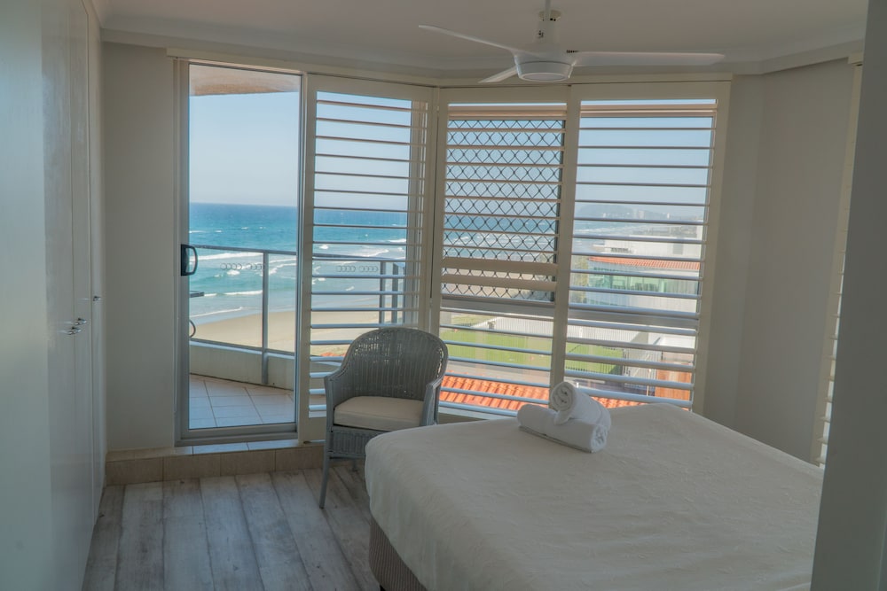 FORESHORE BEACHFRONT APARTMENTS 26/66