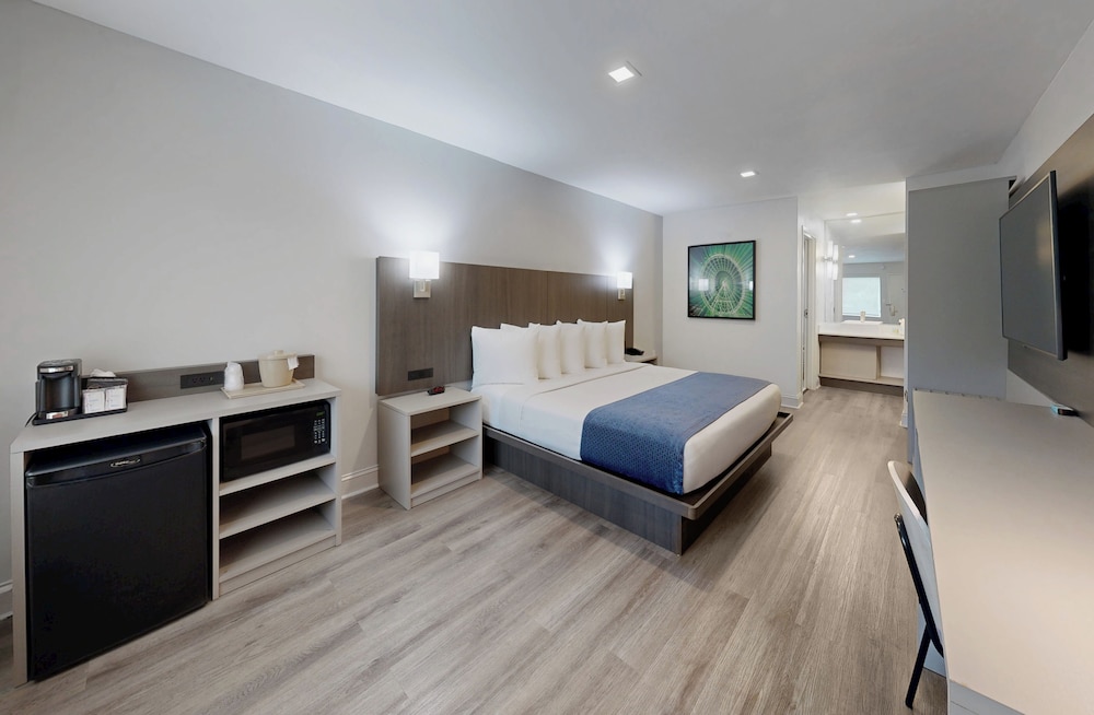 DELUXE, KING BED