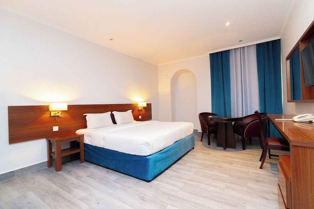 DELUXE, DOUBLE BED