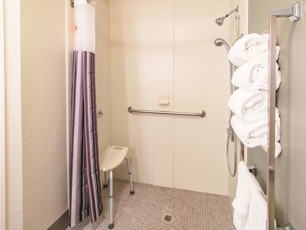La Quinta Inn & Suites by Wyndham Fort Worth City View 12/48