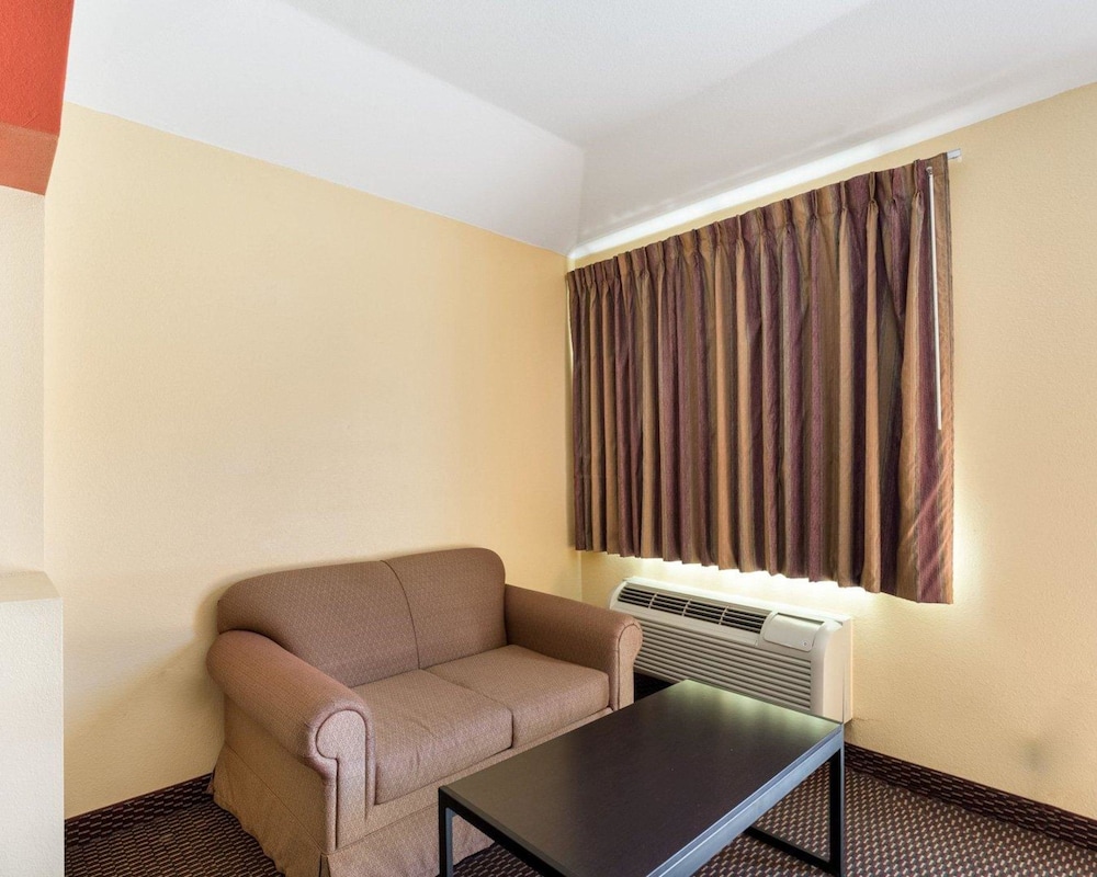 Rodeway Inn & Suites Humble IAH 24/34