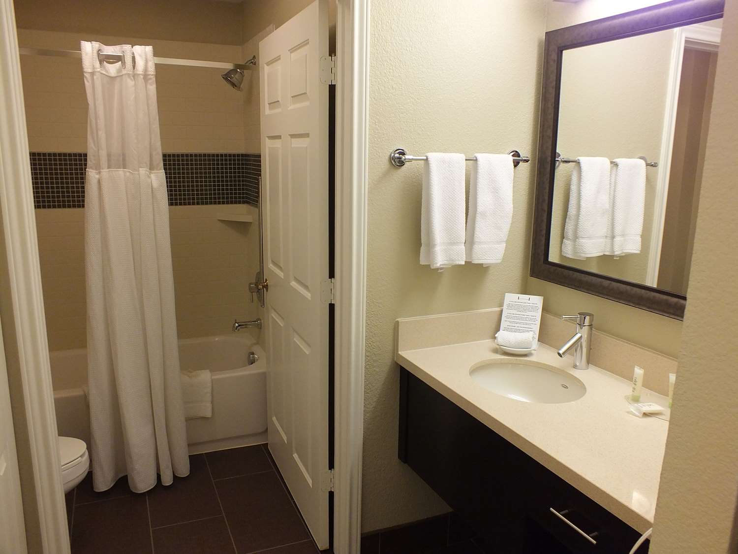 1 Bedroom, Suite, Queen Bed, Kitchen