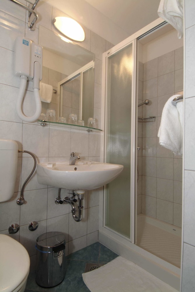 BRZET HOTEL OMIS 50/50