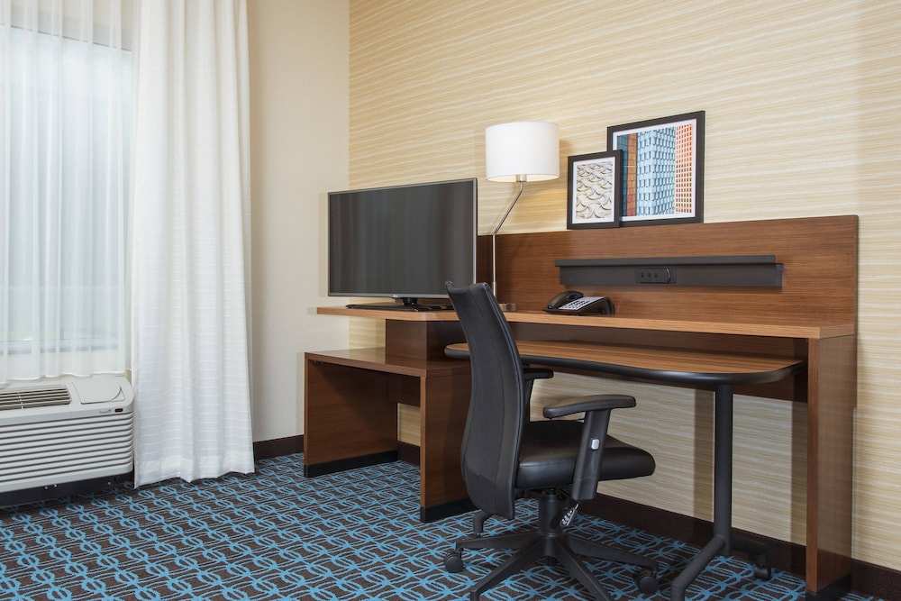 Fairfield Inn Suites Fredericksburg 38/41