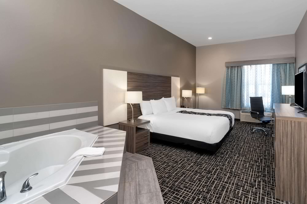 La Quinta Inn & Suites by Wyndham Forsyth 11/45