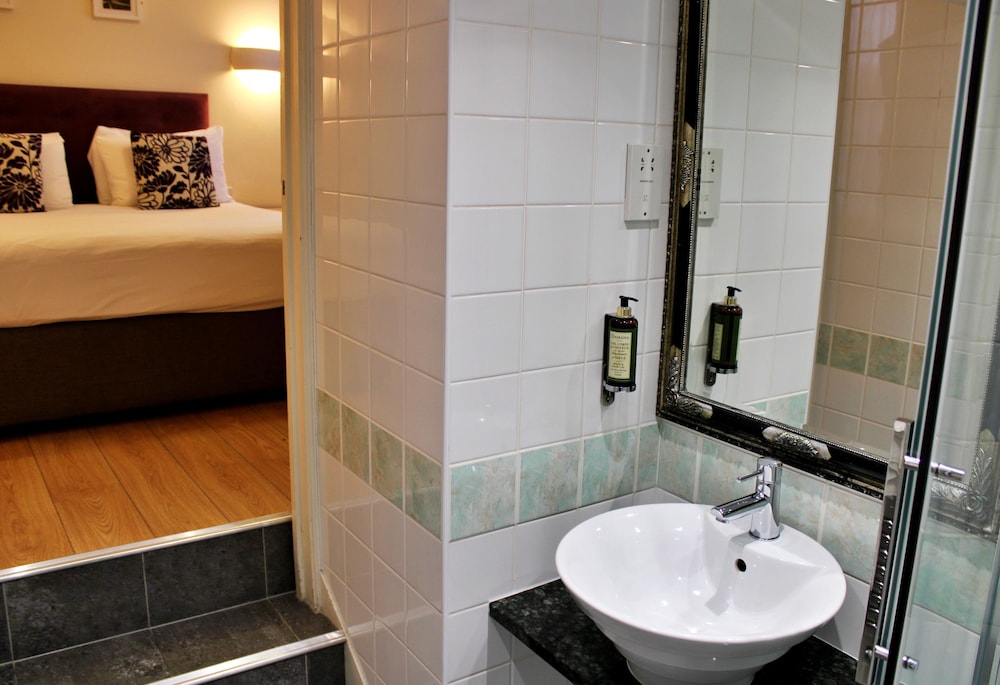 Victoria Square Hotel 48/50