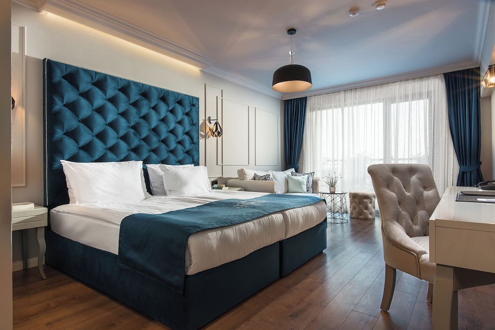 Deluxe, King Bed, Lateral Side Sea View, Sofa