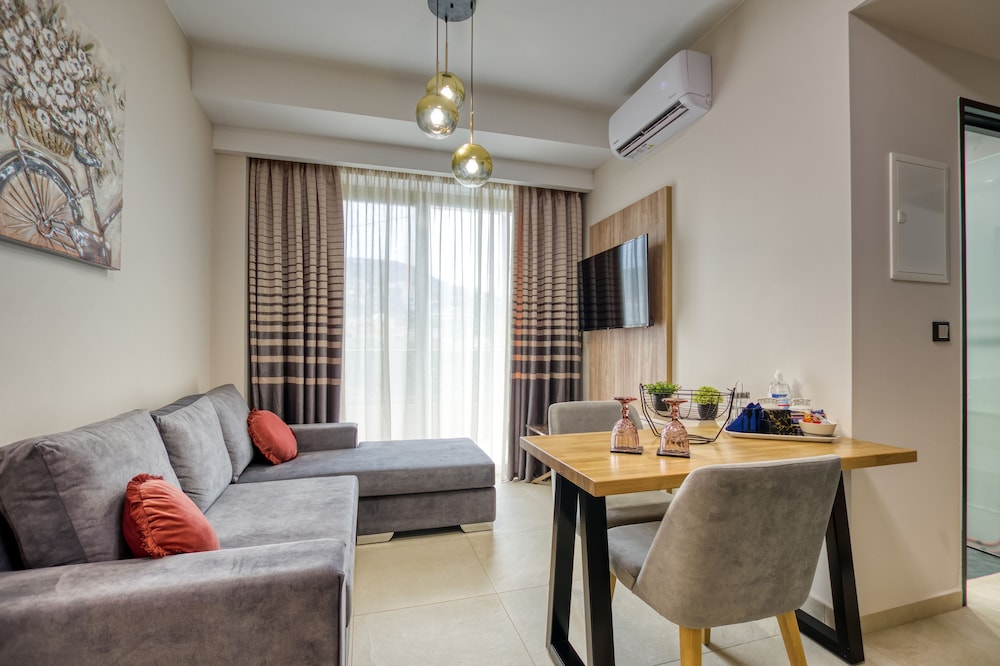 Sapphire Horizon Suites 70/94