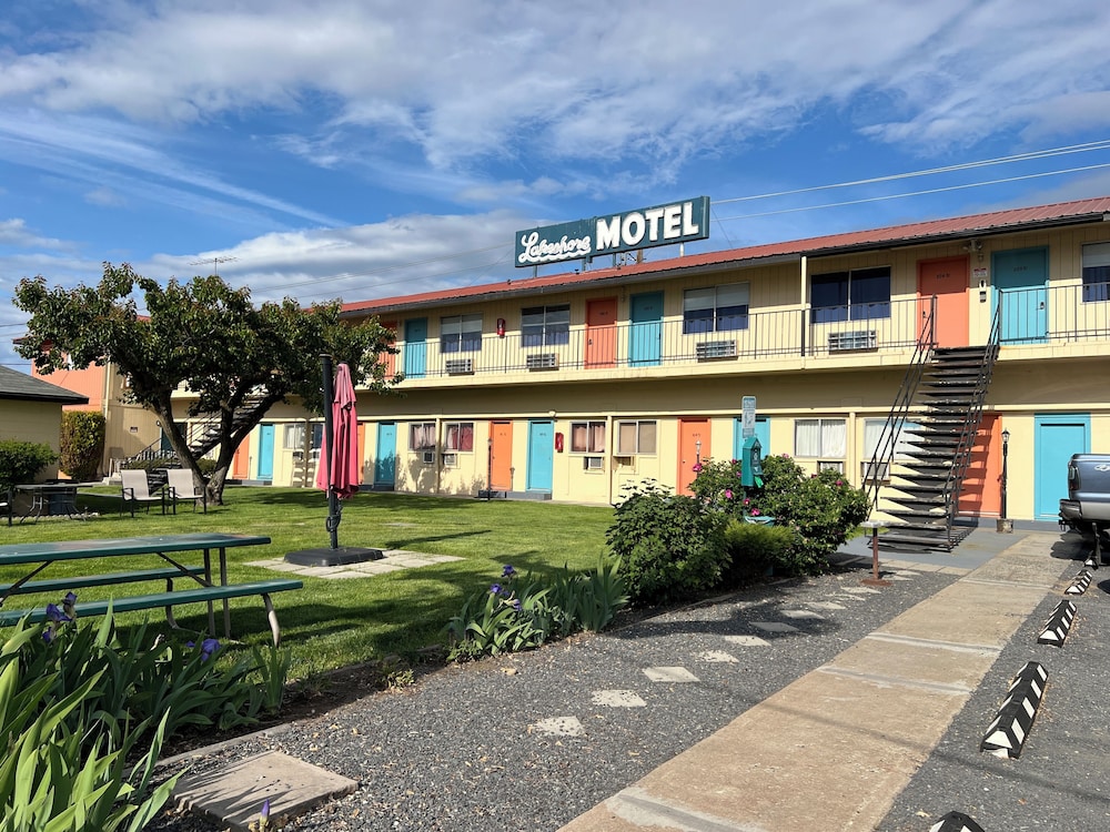 Lakeshore Inn 35/53