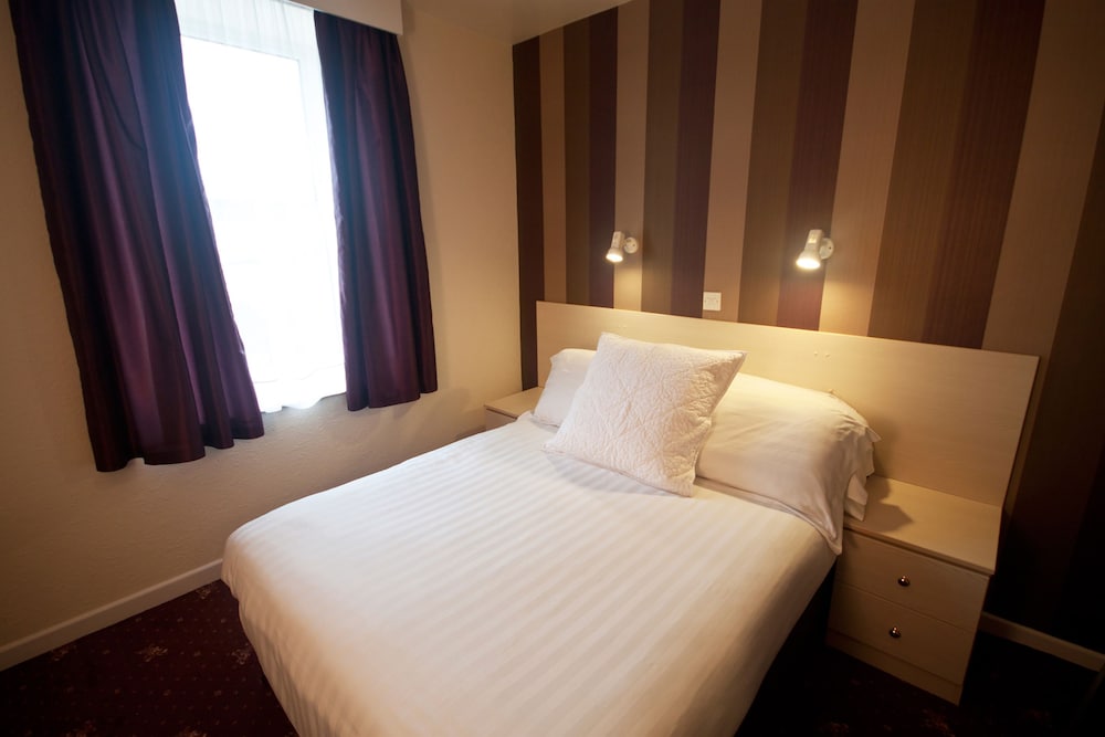 Norfolk Hotel 28/58